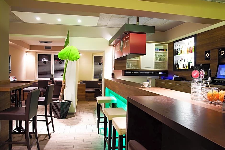 Hostel Plus Caffe