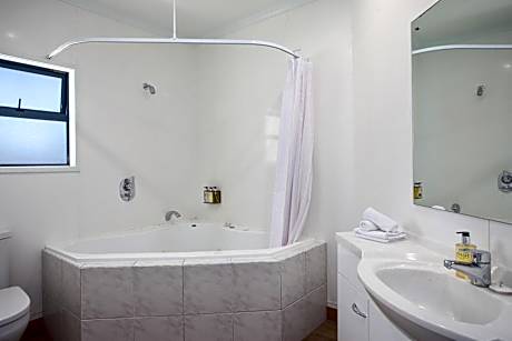 Two-Bedroom Apartment with Spa Bath