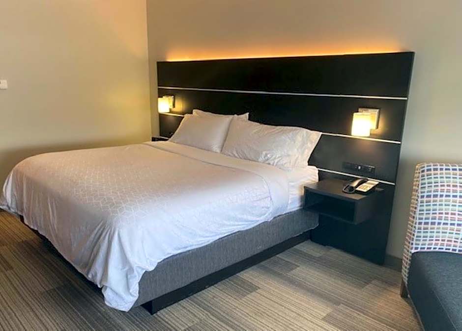 Holiday Inn Express And Suites Warrensburg North By IHG