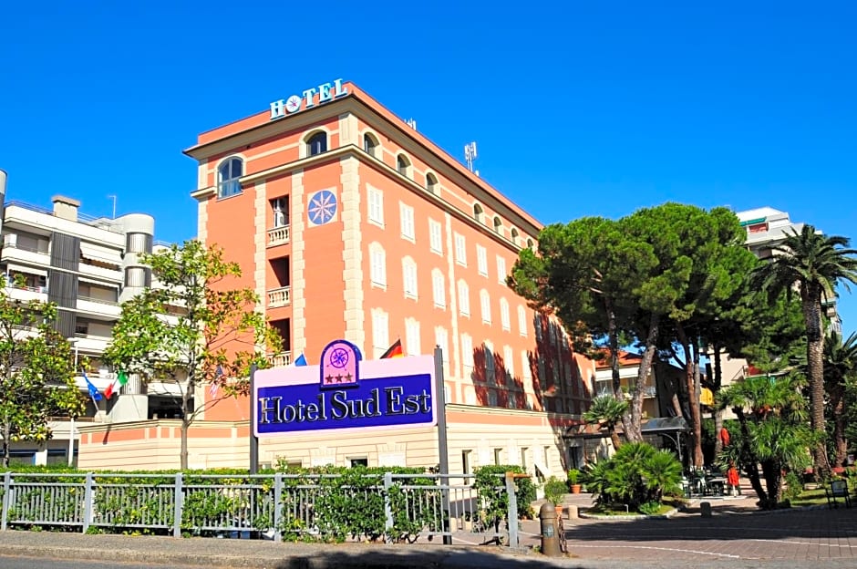 Hotel Sud Est by Fam Rossetti