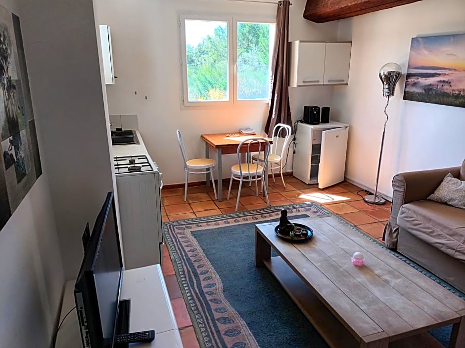 Chambres tomate, dans maison avec petit escalier et Stanna, à 6km du festival de piano de la roque d'anthéron