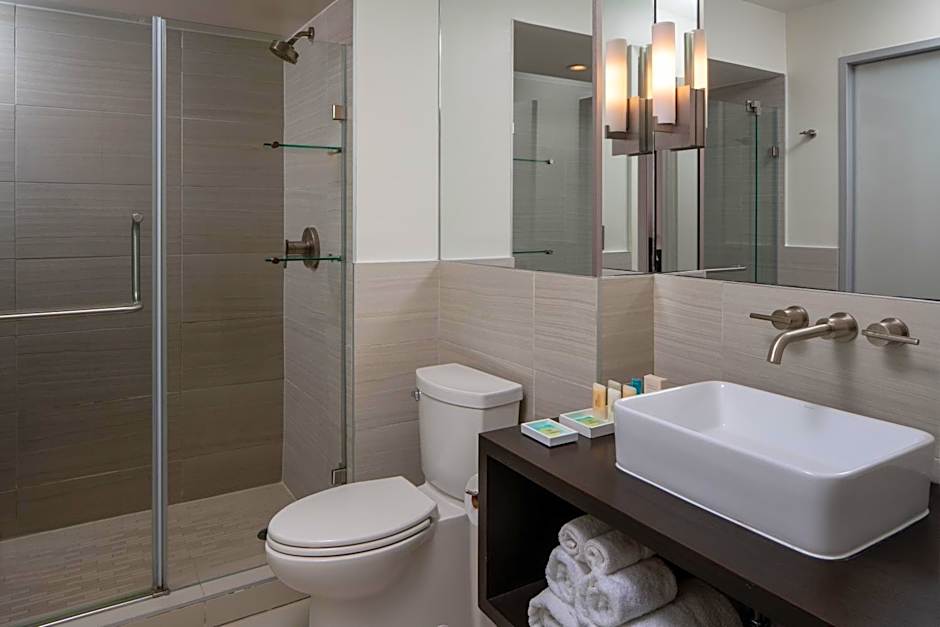 Harbor House Hotel and Marina at Pier 21