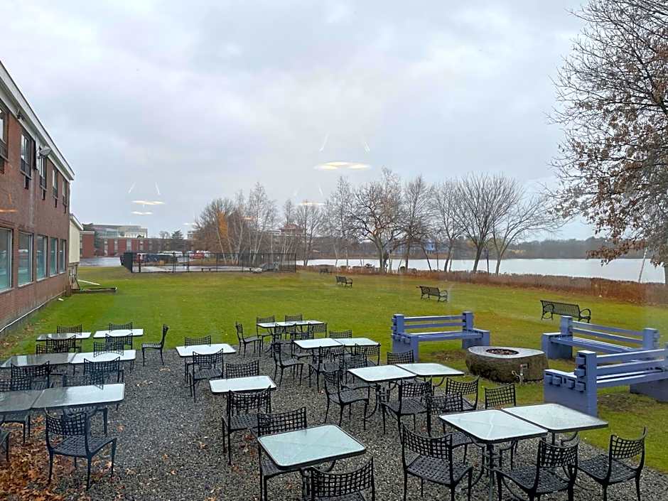 Lakeside Inn