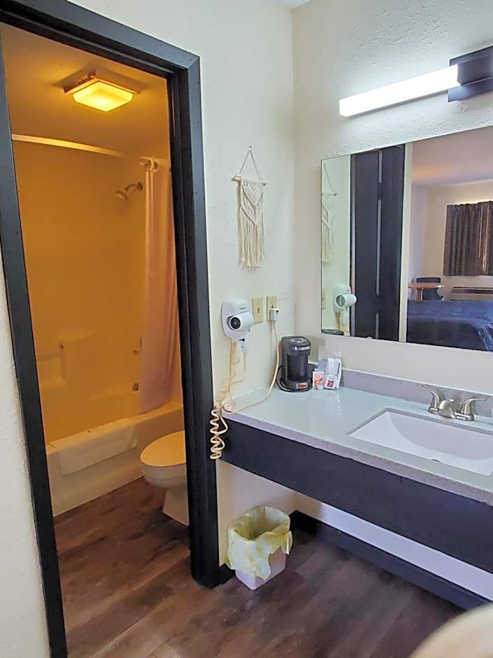 Cactus Inn and Suites