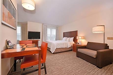 Family Room with One Queen Bed and Two Twin Beds