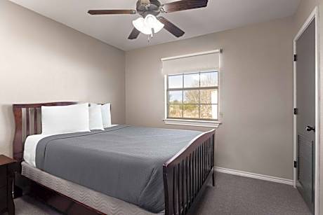 One-Bedroom Queen Suite - Non-Smoking