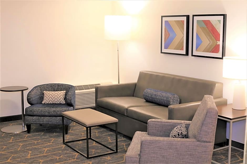 Holiday Inn & Suites St. Cloud, an IHG Hotel