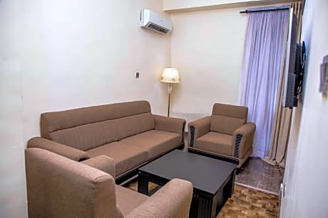 Suite - 1 King Bed, Nonsmoking, Balcony, Living Room