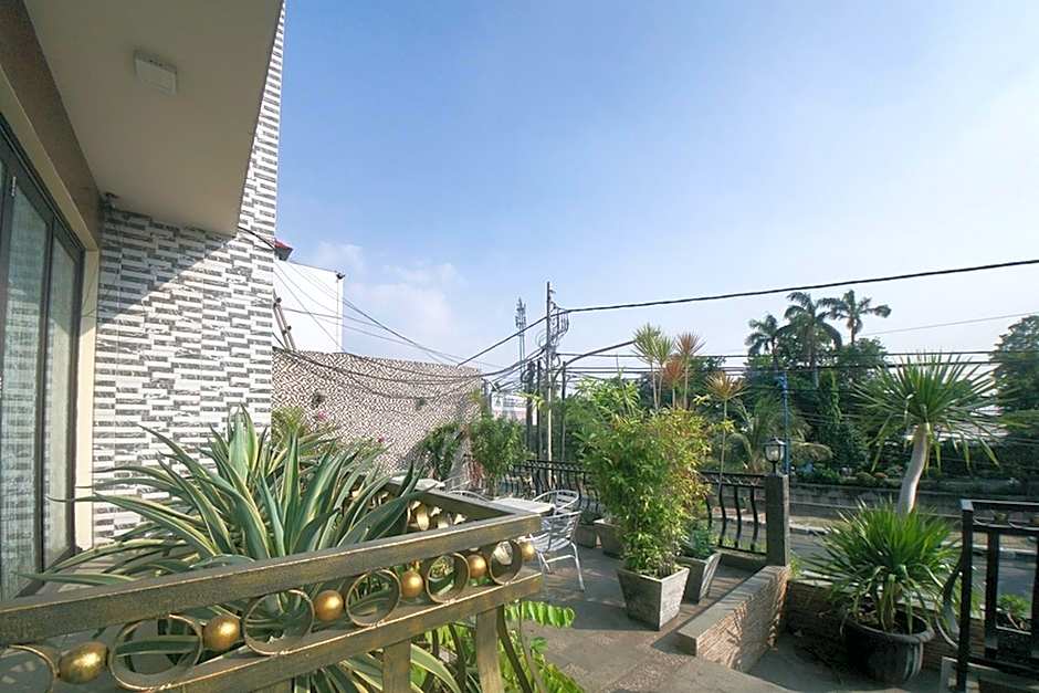 RedDoorz Plus near Green Pramuka Square Mall