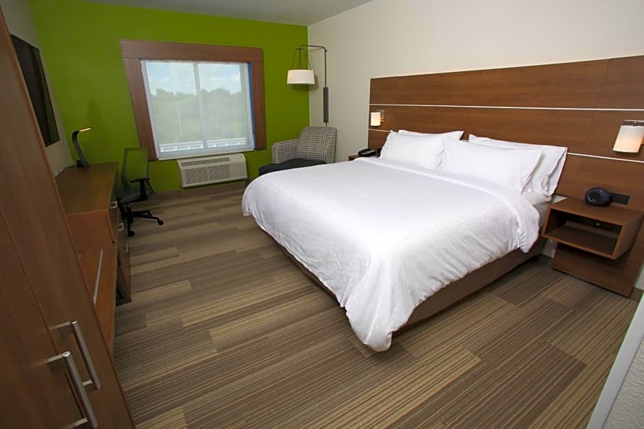 Holiday Inn Express & Suites Lincoln Airport, an IHG Hotel