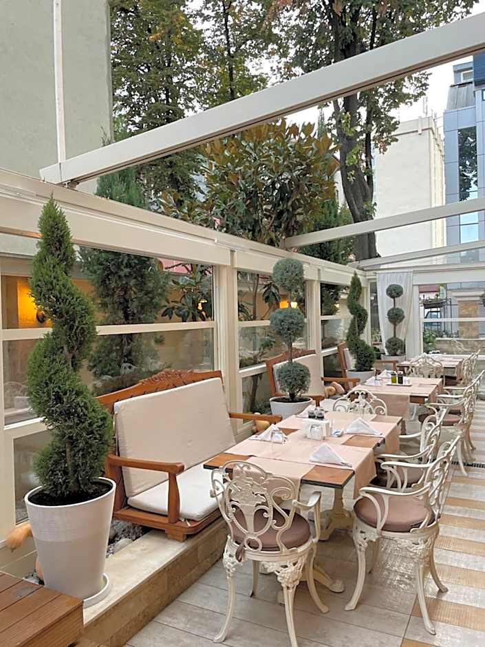 Residence City Garden - Certificate of Excellence Top 10 BEST Five-Stars City Hotels for 2024 awarded by HTIF