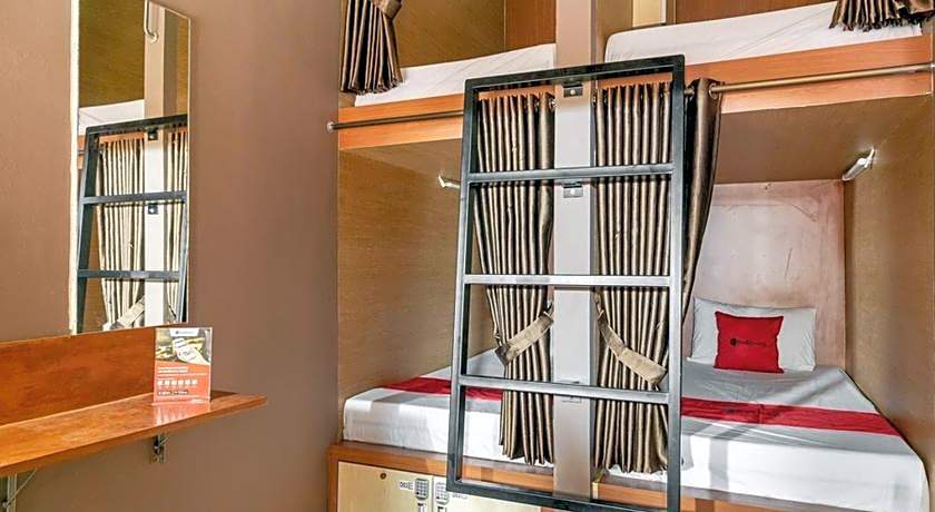 RedDoorz Hostel near LTC Glodok