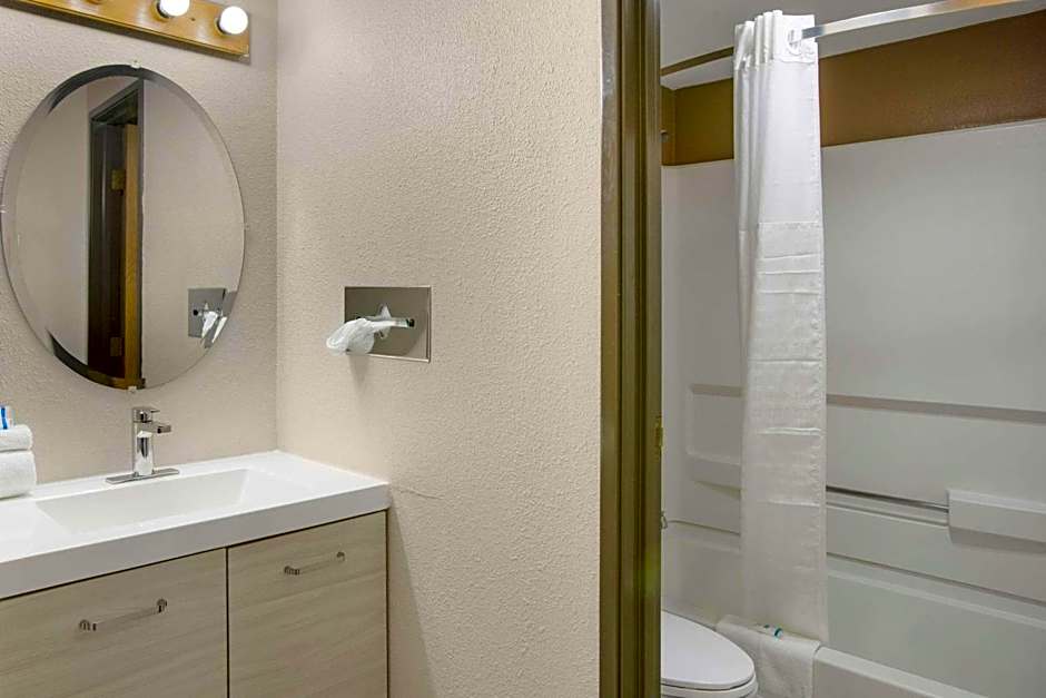 Rodeway Inn & Suites Grand Rapids Southeast