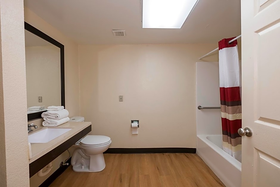Red Roof PLUS & Suites Opelika