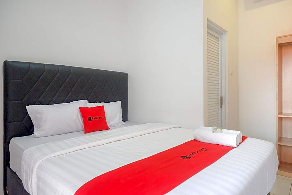 RedDoorz near Kawasan Simpang Lima Area