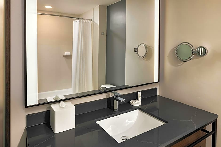 Oshkosh Marriott Waterfront Hotel & Convention Center