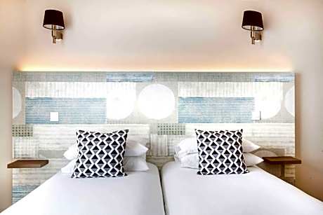 Deluxe King Room with Balcony and Sea View - Non-Smoking