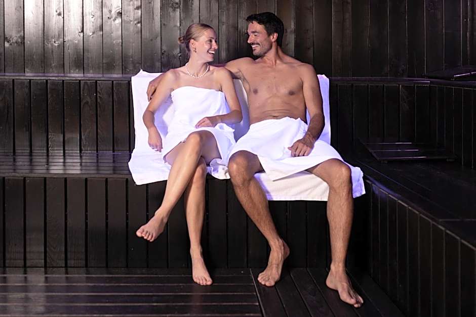Aparthotel Familiaris - Family Apartments - Pools & Spa in Dolomites