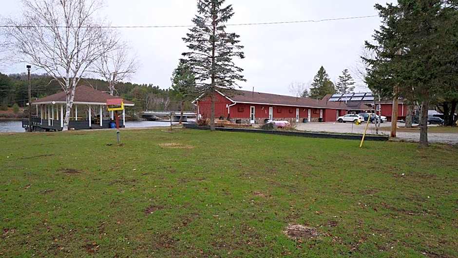 Algonquin Lakeside Inn