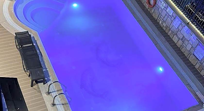 WB WEEKEND HOTEL AND SUITES