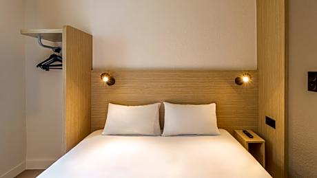 Standard Room - 1 Queen Bed