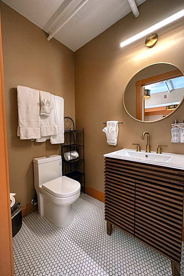 Peninsula Bed & Cocktails