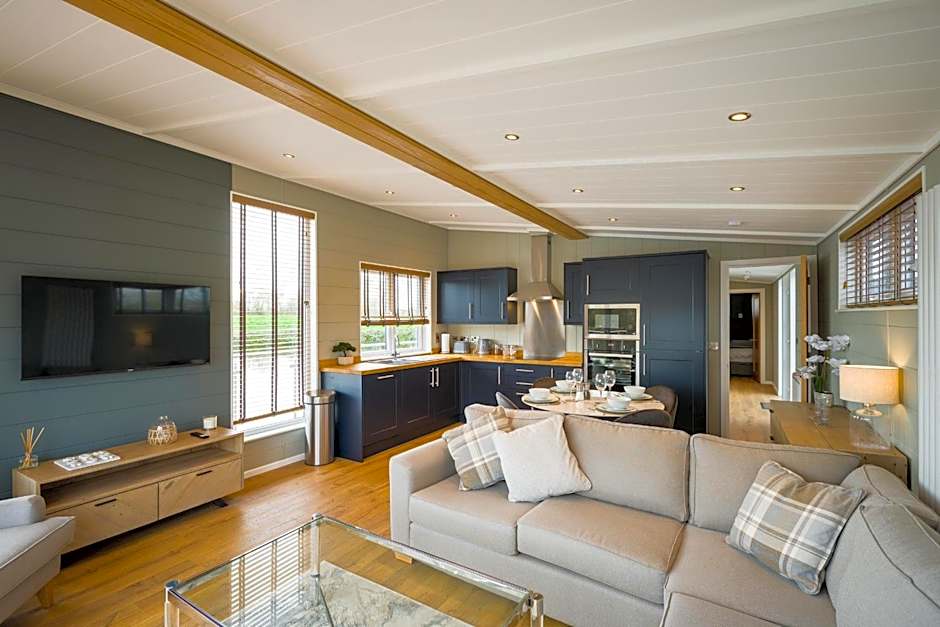 Berth 6 on Upton Lake, Upton-upon-Severn Home on Water