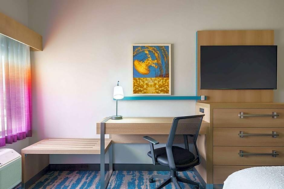 La Quinta Inn & Suites by Wyndham San Antonio Seaworld LAFB