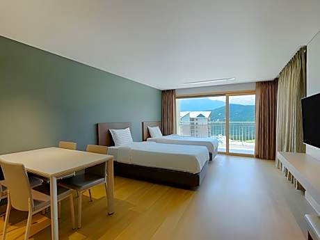 EAST-Sono Belle Panoramic View Family Room With Kitchen