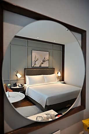 Standard King Room with Pool View - Smoking