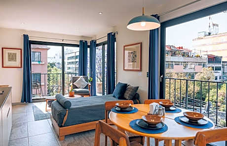 Deluxe One-Bedroom Apartment