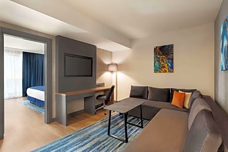 Executive Suite Jetted Tub