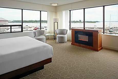 Corner King Deluxe, Larger Guest Room, 1 King, Waterfront, Fireplace