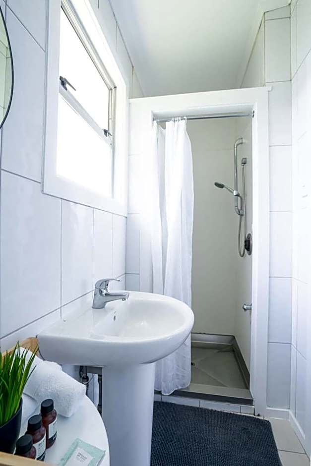 Frimley Lodge Motel - with Airport Shuttle service- Best Location in Town