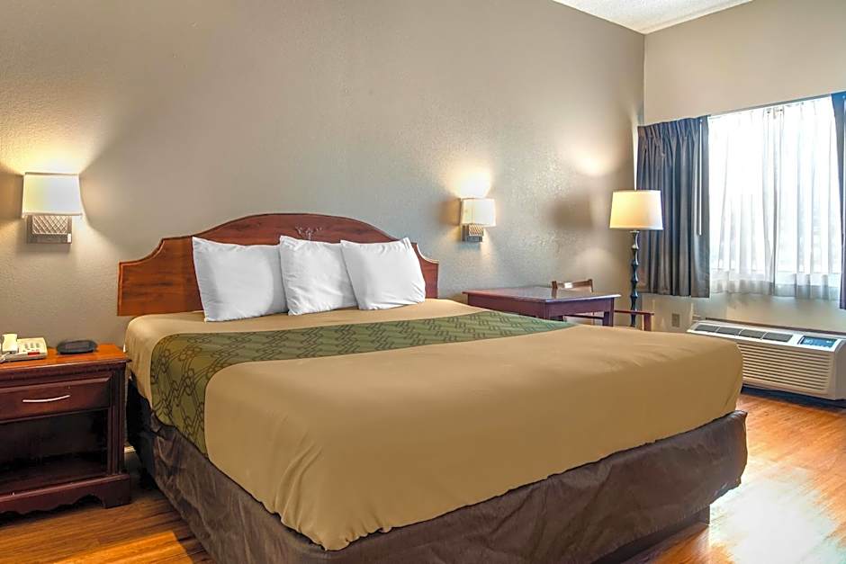 Econo Lodge Inn & Suites