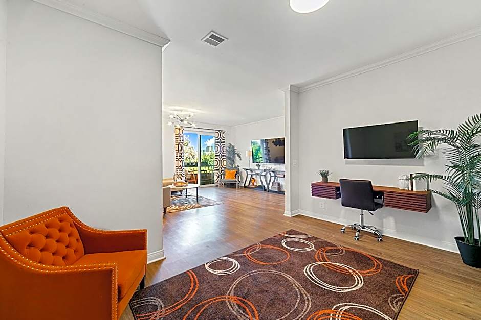 Beverly Hills 2 bed 2 bath Penthouse with Den and Parking 414