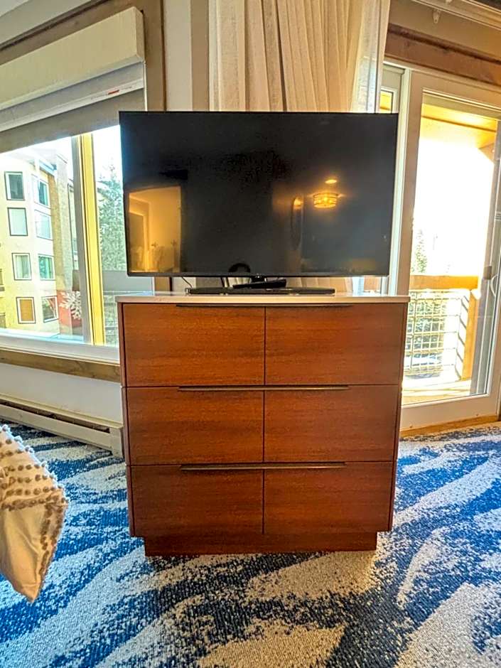 NEW! Marriott Slope View Ski & Summer Luxury Studio Sleeps 4 Full kitchen, Amenities & Paid Parking