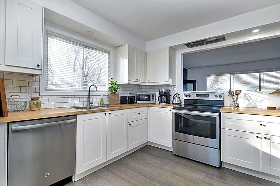 Retro vibe w hot tub piano lounge and vinyls