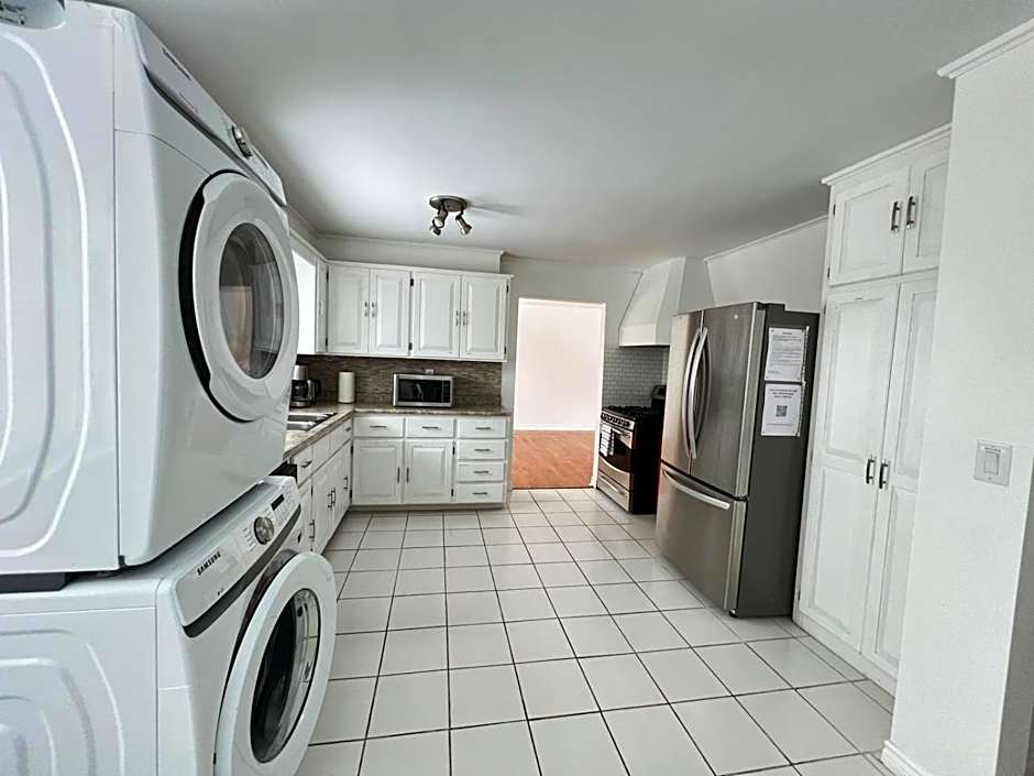 Letitia Heights !D Quiet and Stylish Private Bedroom with Shared Bathroom