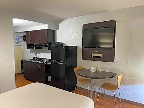 1 Queen Bed | Smoking, Kitchen