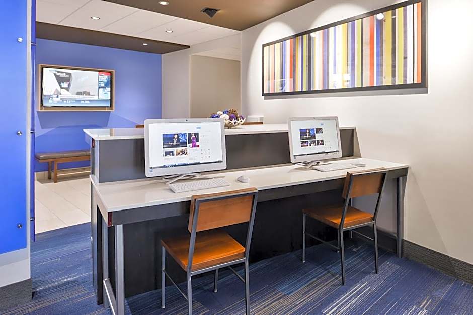 Holiday Inn Express & Suites Kansas City - Lees Summit By IHG