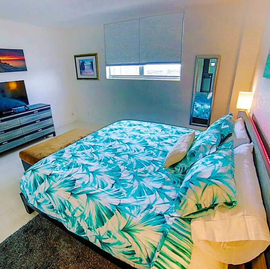 Beautiful penthouse condo with stunning views of both ocean and city