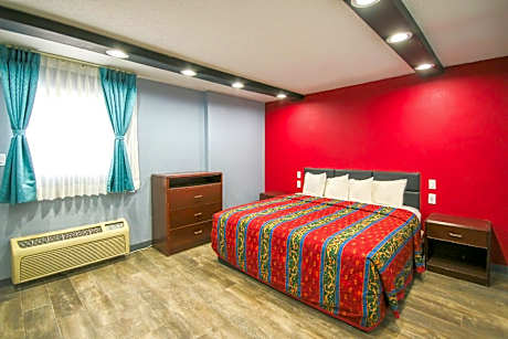 King Bed Jetted Tub with Kitchenette Non-Smoking