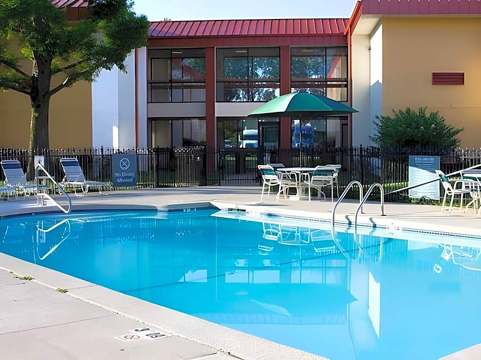 Quality Inn & Suites Kansas City I-435n Near Sports Complex