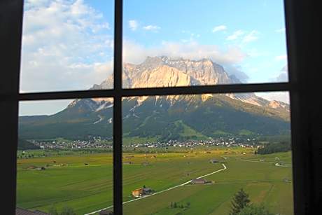 Apartment with Mountain View
