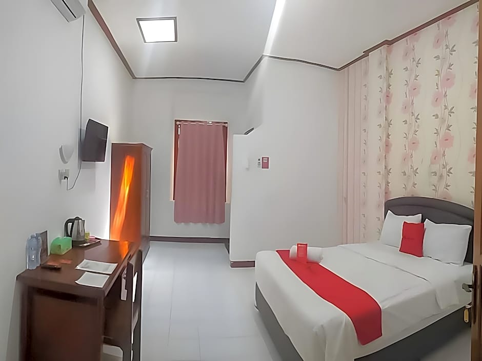 RedDoorz Plus @ Alun Alun Nganjuk