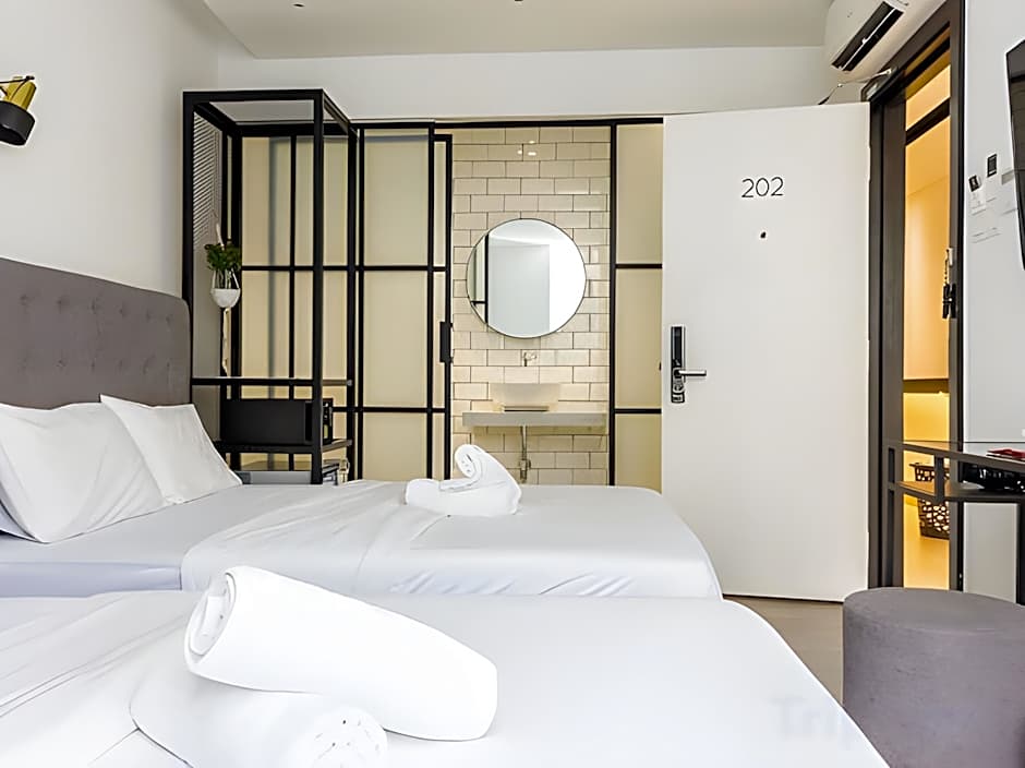 Z Hotel Ara Damansara, LRT, Mall, Airport