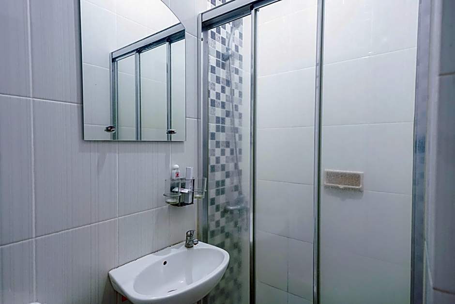 Urbanview Hotel 58 Bintaro by RedDoorz