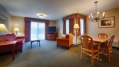 Suite-2 Queen Beds, Non-Smoking, Second Floor, Third Bed Is A Sofabed Non Refundable