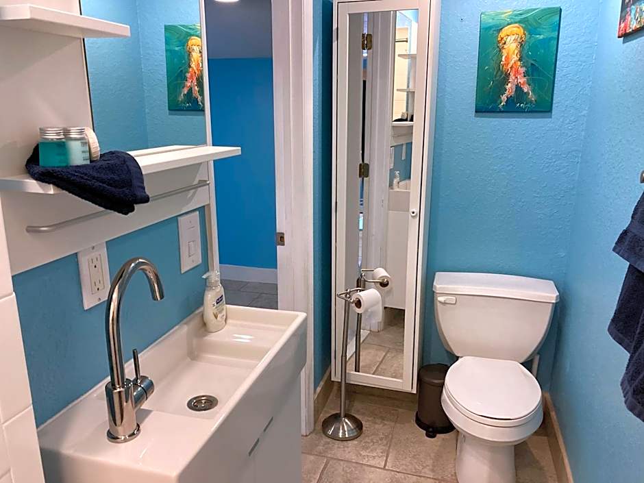 3Gulls Inn Ozona-Boutique Hotel-Steps from Restaurants & Brewery-SwimSpa Pool-Pet Friendly